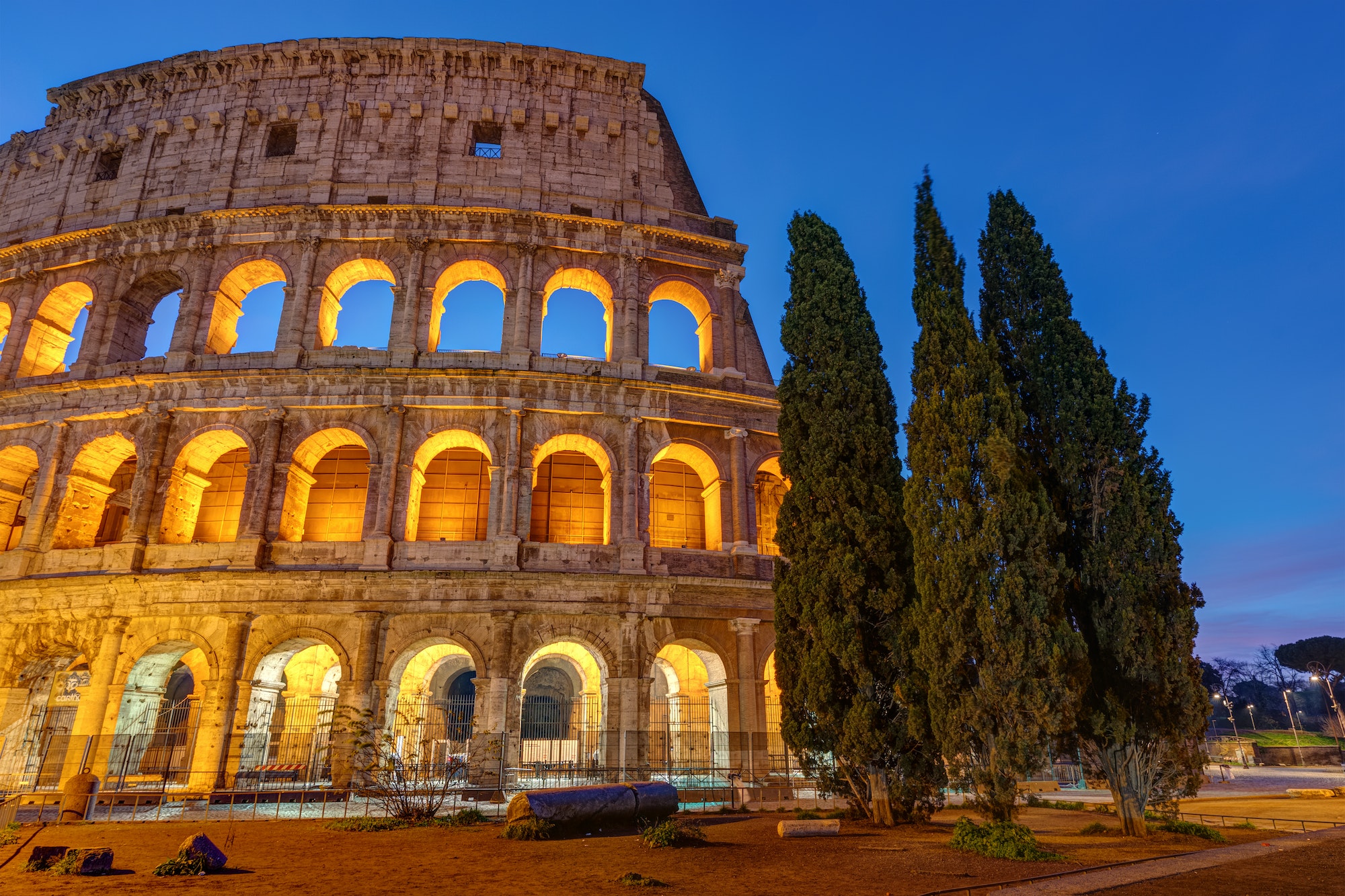 the-illuminated-colosseum-in-rome